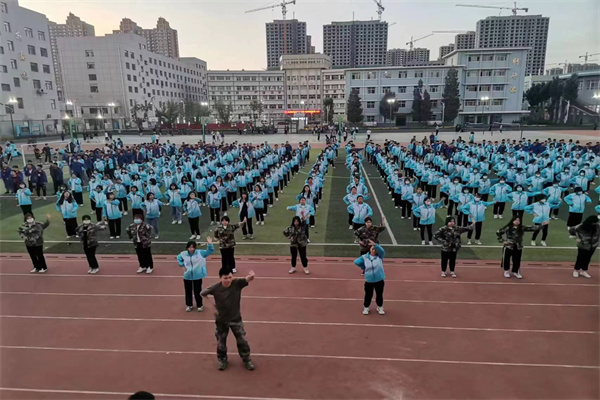 石家莊軍事訓練内容涵蓋了從個人到集體(tǐ)的各個層面，包括體(tǐ)能(néng)訓練、射擊訓練、戰術演練、裝(zhuāng)備操作(zuò)等多(duō)個方面。